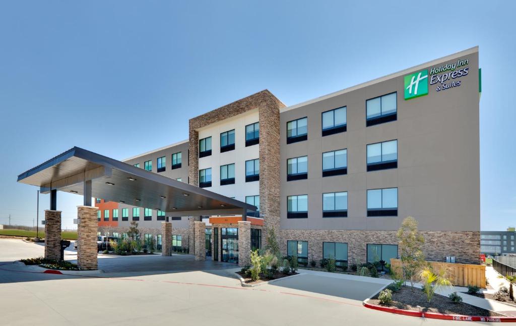 an image of an office building at Holiday Inn Express & Suites Fort Worth North - Northlake, an IHG Hotel in Fort Worth