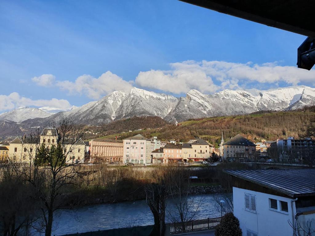 a city with snow capped mountains in the background at 8 personnes, spacieux tout-confort à Albertville in Albertville