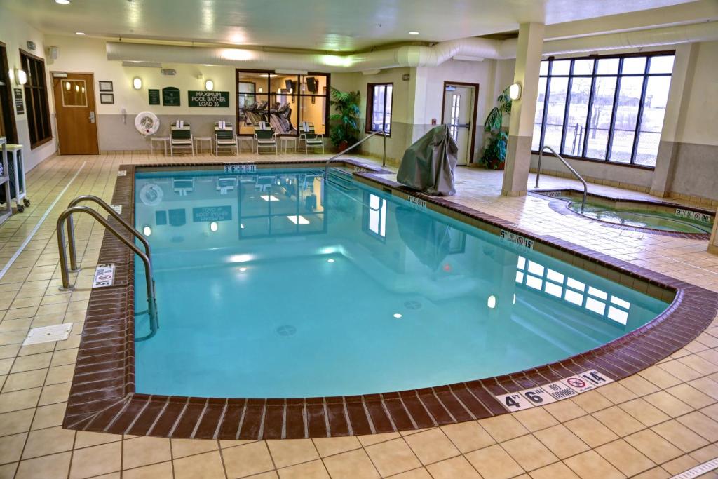 a pool in the middle of a hotel lobby at Holiday Inn Express Hotel and Suites Valparaiso, an IHG Hotel in Valparaiso