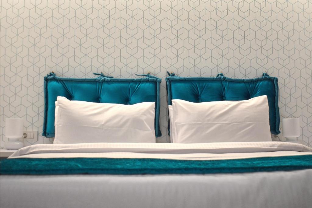 Postel nebo postele na pokoji v ubytování Athenian Montaza Hotel