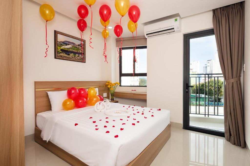 ein Schlafzimmer mit Ballons und ein Bett mit einem Bett in der Unterkunft XO Hotel & Apartments in Nha Trang