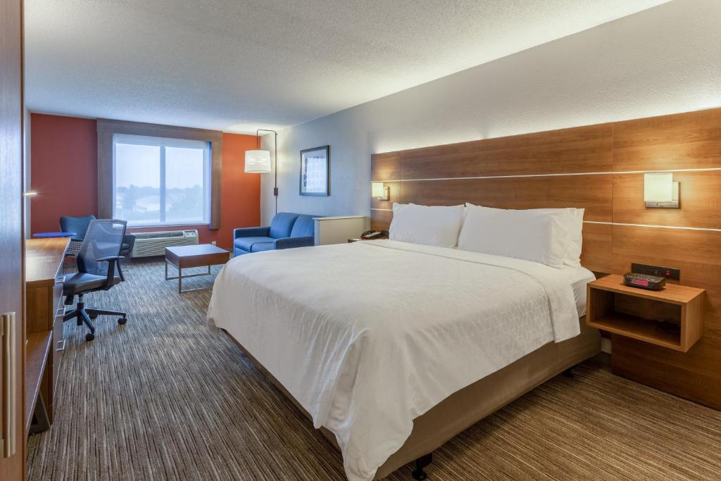 Holiday Inn Express & Suites O'Fallon-Shiloh, an IHG Hotel - Executive King Room With Sofa Bed