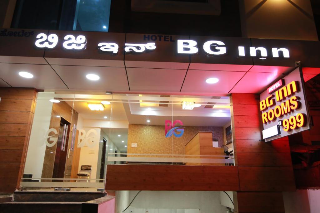 un magasin avec un panneau à l'avant dans l'établissement Hotel BG Inn, à Bangalore