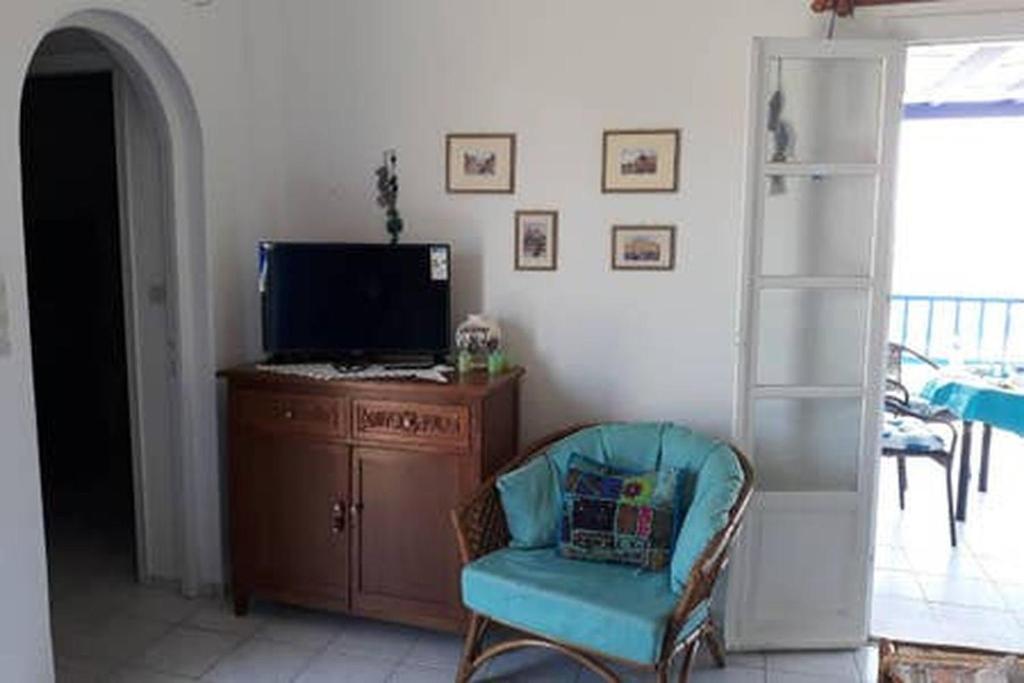 TV a/nebo společenská místnost v ubytování Village house in Paros