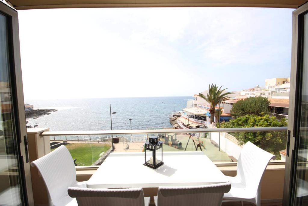 アデへにあるApartment Marina, La Caletaの海の景色を望むバルコニー(テーブル、椅子付)