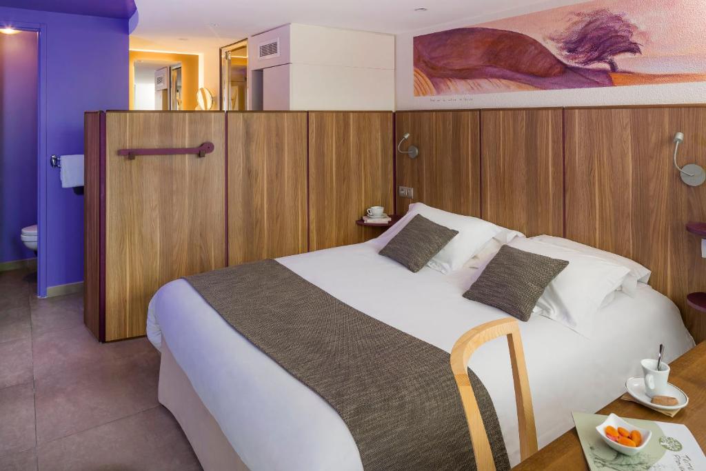 Postel nebo postele na pokoji v ubytování Terre de Provence Hôtel & Spa