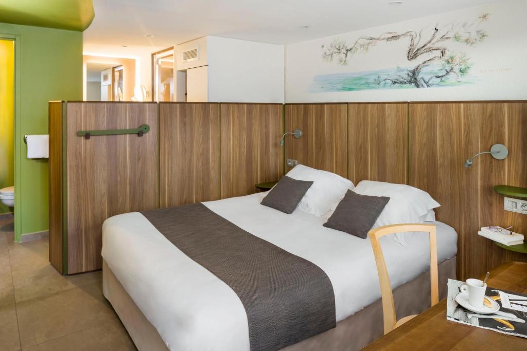 Postel nebo postele na pokoji v ubytování Terre de Provence Hôtel & Spa