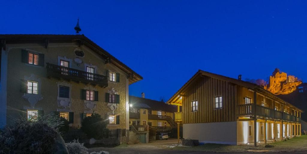 une maison et un bâtiment la nuit dans l'établissement Hofbauerngut Sprödhuber, à Passau