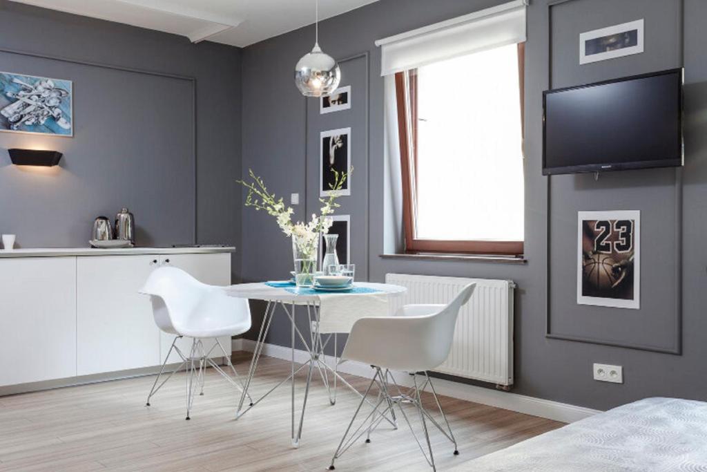 Telewizja i/lub zestaw kina domowego w obiekcie Apartment 24 Premium Old Town Wroclaw