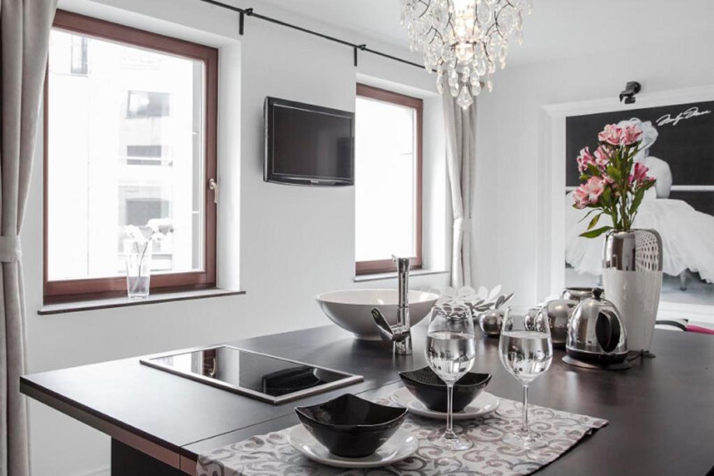 Telewizja i/lub zestaw kina domowego w obiekcie Apartment 24 Premium Old Town Wroclaw