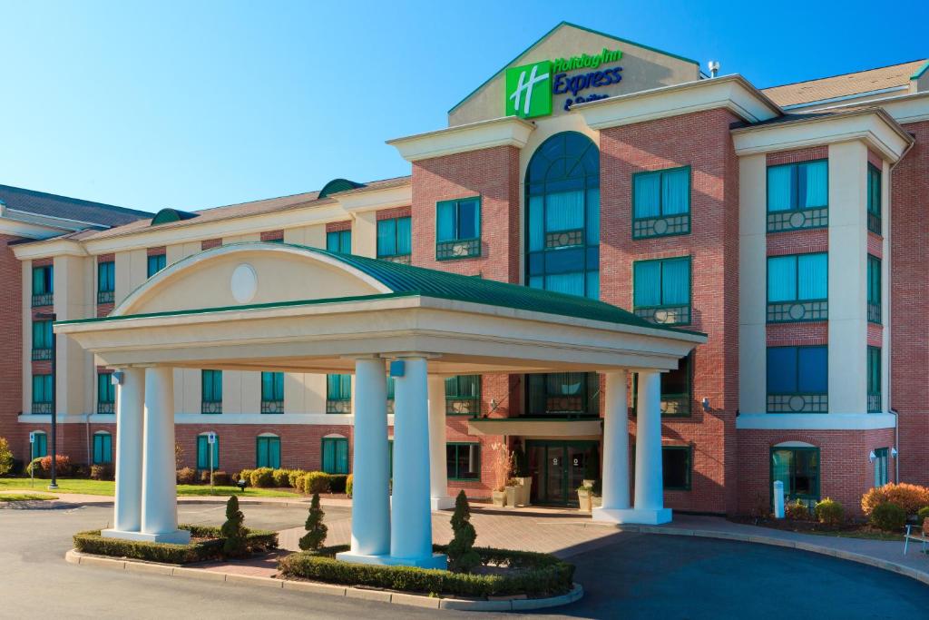 um hotel com um gazebo em frente em Holiday Inn Express Hotel & Suites Warwick-Providence Airport, an IHG Hotel em Warwick