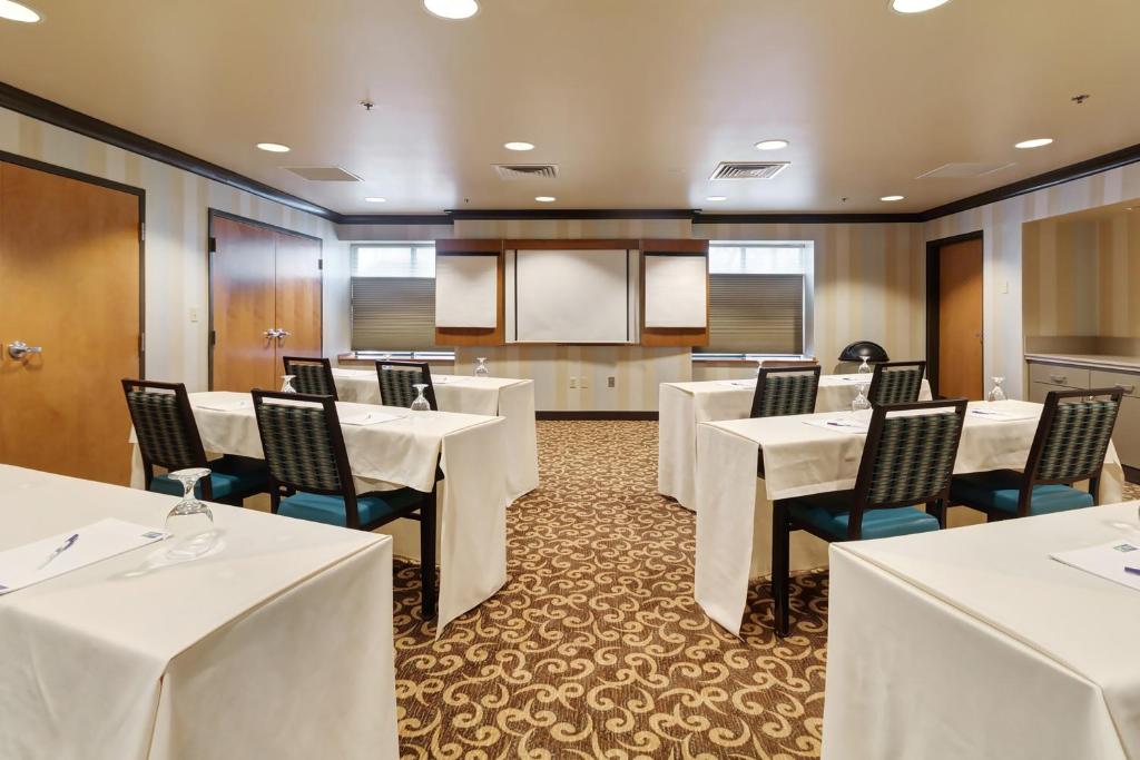 Holiday Inn Express Hotel & Suites Warwick-Providence Airport by IHG photo