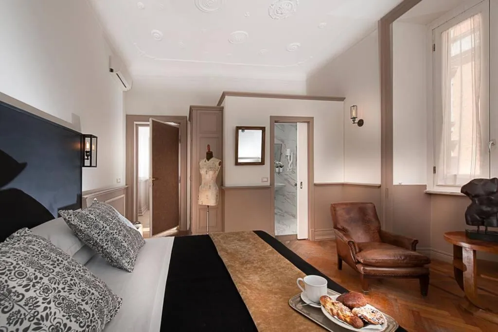 NEW! 5 BED - ROOM HOUSE NEAR COLISEUM, Roma, Italy