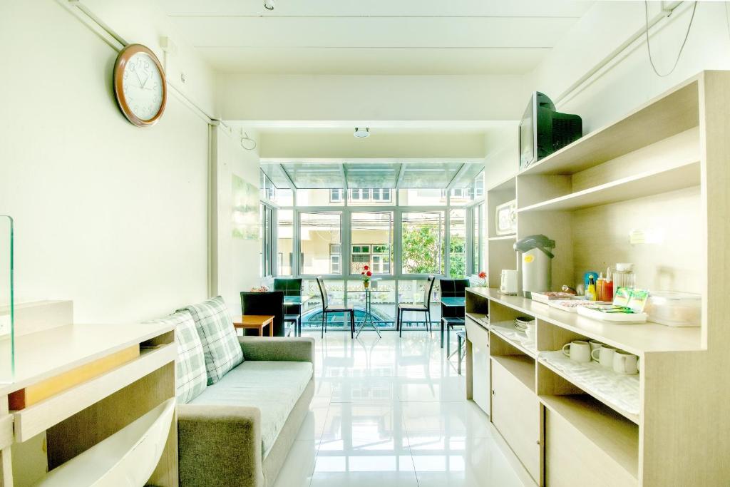 Una cocina y una sala de estar con un sofá y una mesa. en Riski Residence Bangkok-noi - Wasit Apartment, en Bangkok