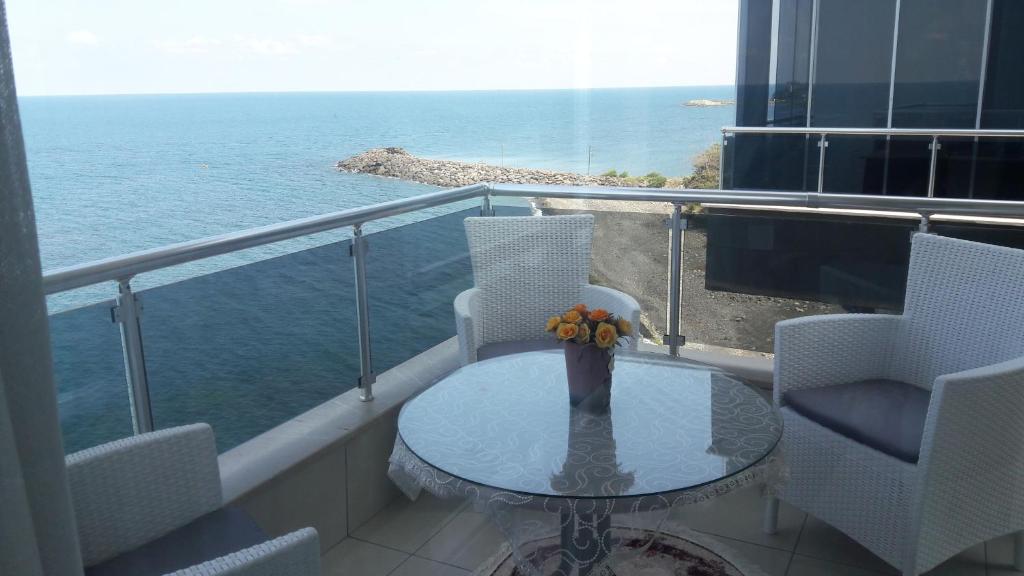 Trabzon Sea Palace - Three-Bedroom Apartment With Sea View And Balcony