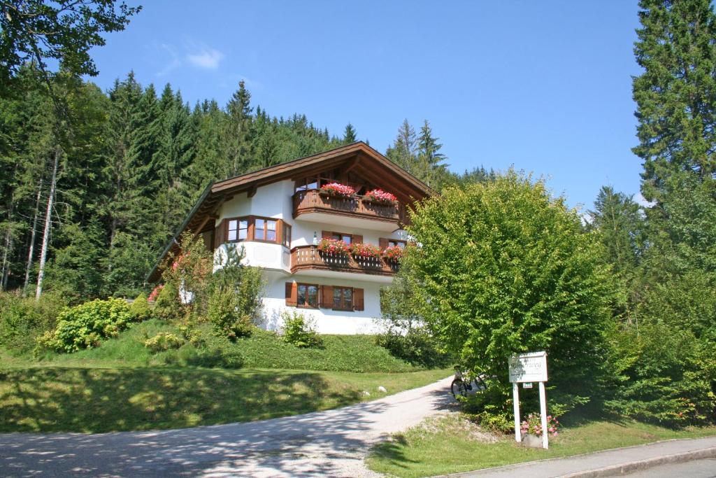 un bâtiment situé sur le côté d'une route dans l'établissement Ferienhaus am Römerweg, à Klais