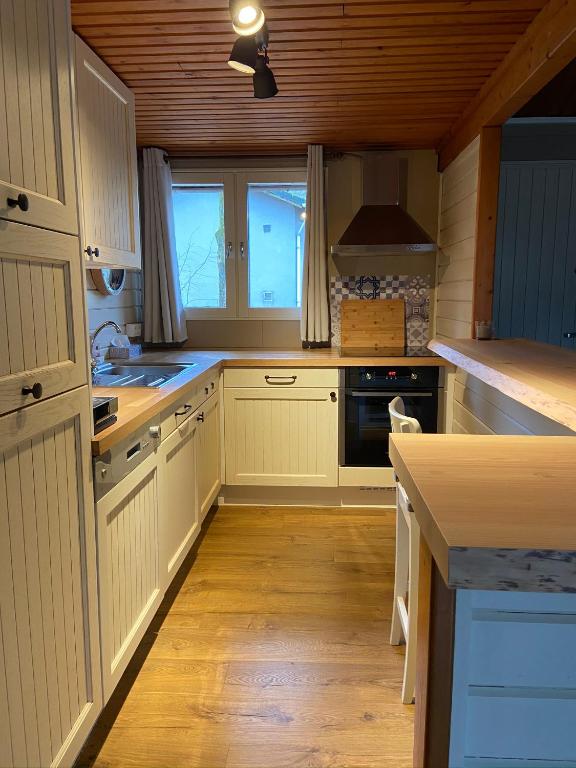 Kuchyň nebo kuchyňský kout v ubytování Chalet234 in La Boverie