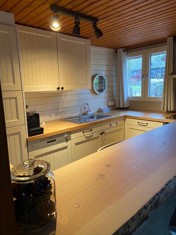 Kuchyň nebo kuchyňský kout v ubytování Chalet234 in La Boverie
