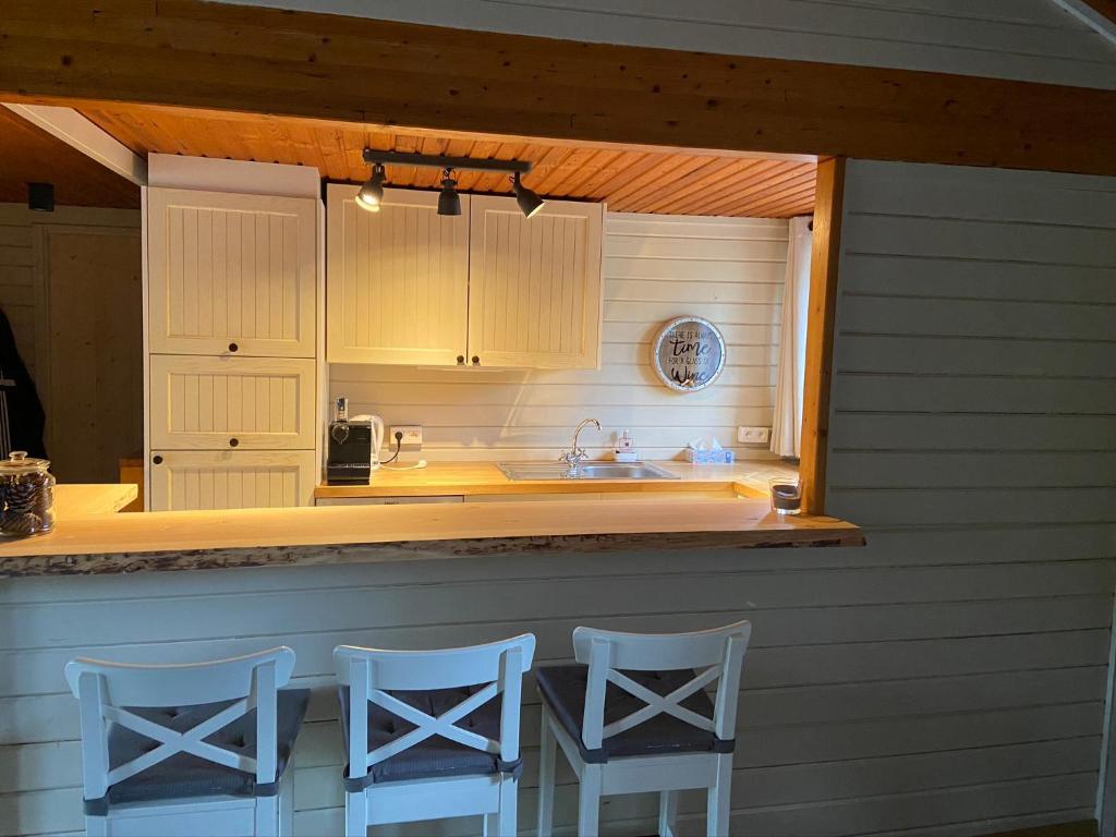 Kuchyň nebo kuchyňský kout v ubytování Chalet234 in La Boverie