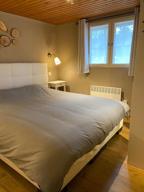 Postel nebo postele na pokoji v ubytování Chalet234 in La Boverie