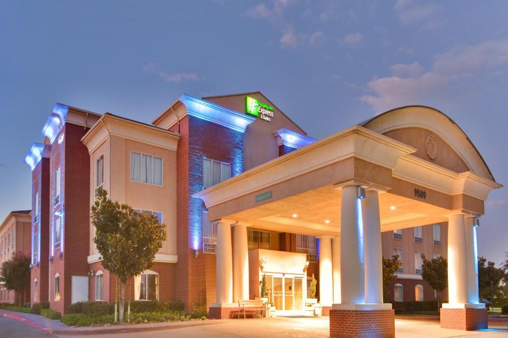 un hotel con cenador frente a un edificio en Holiday Inn Express Hotel & Suites Ontario Airport-Mills Mall, an IHG Hotel, en Rancho Cucamonga
