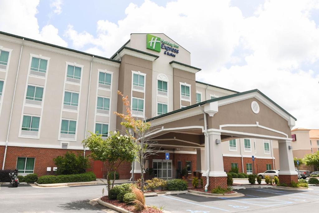 uma imagem de um edifício de hotel com estacionamento em Holiday Inn Express & Suites - Valdosta, an IHG Hotel em Valdosta