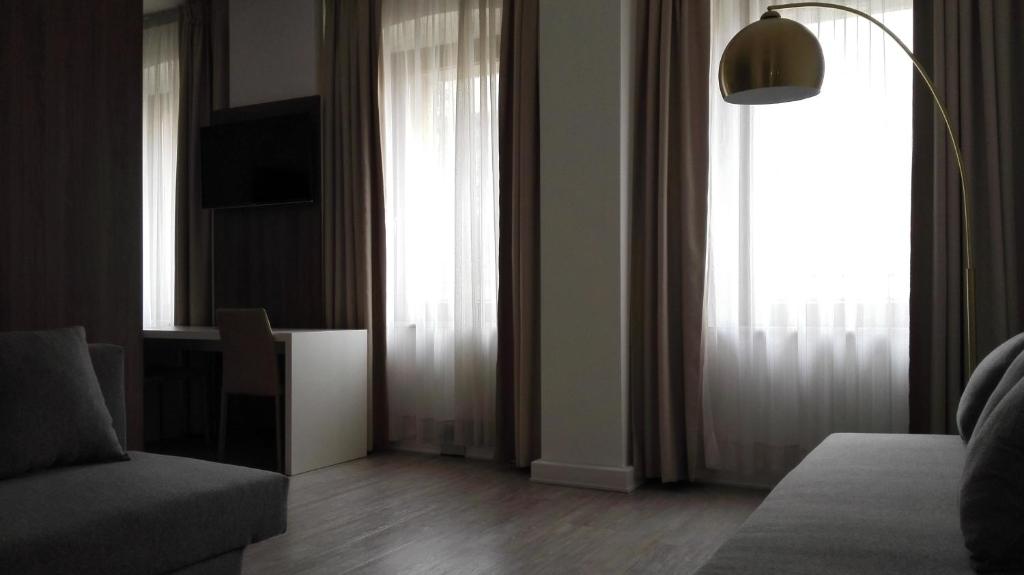 Televízia a/alebo spoločenská miestnosť v ubytovaní Albergo Delle Alpi