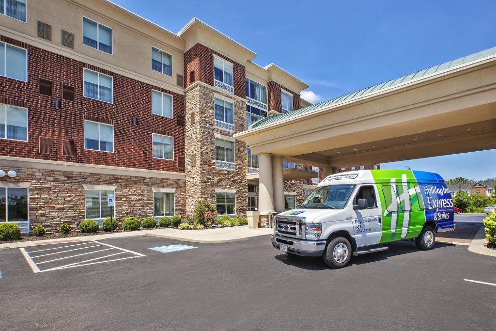 ein LKW, der auf einem Parkplatz vor einem Gebäude parkt in der Unterkunft Holiday Inn Express & Suites Dayton South - I-675, an IHG Hotel in Shanersville