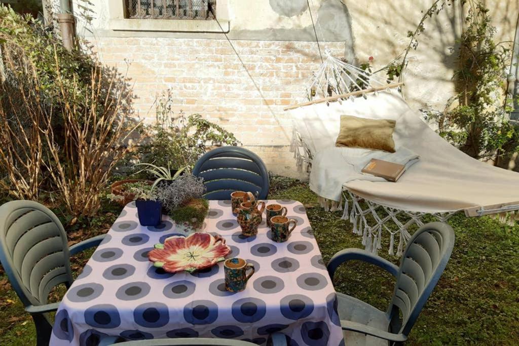 una mesa de lunares y sillas en un patio trasero en Casa Pusterla en Venecia