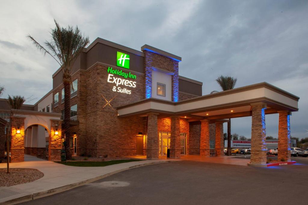 ギルバートにあるHoliday Inn Express & Suites - Gilbert - East Mesa, an IHG Hotelの表面に看板が出ているホテル