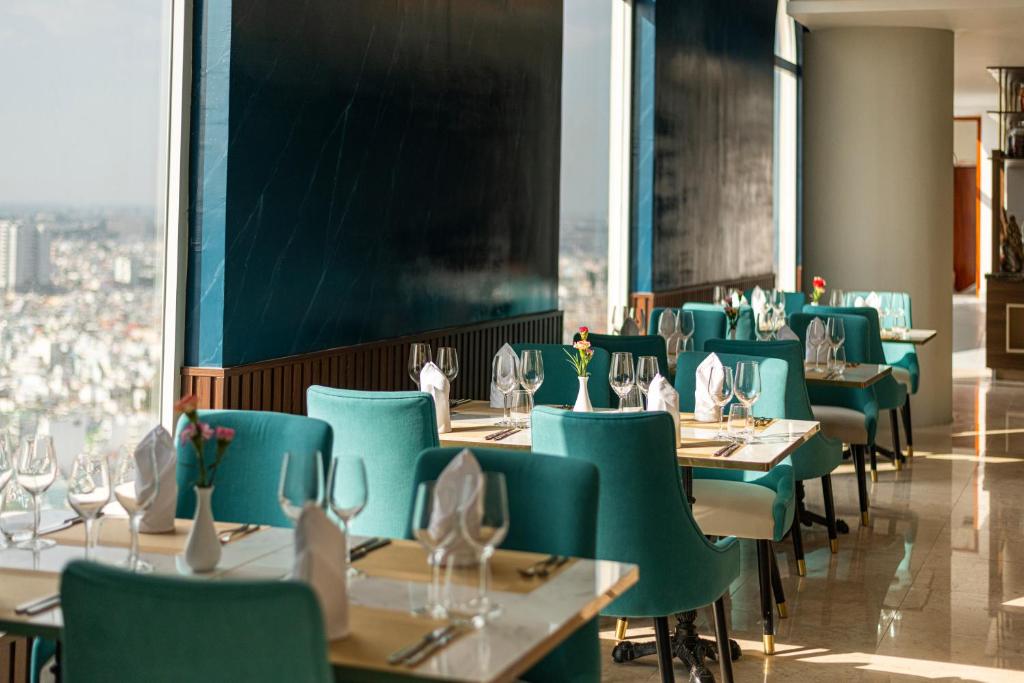Khu vực ghế ngồi tại La Vela Saigon Hotel