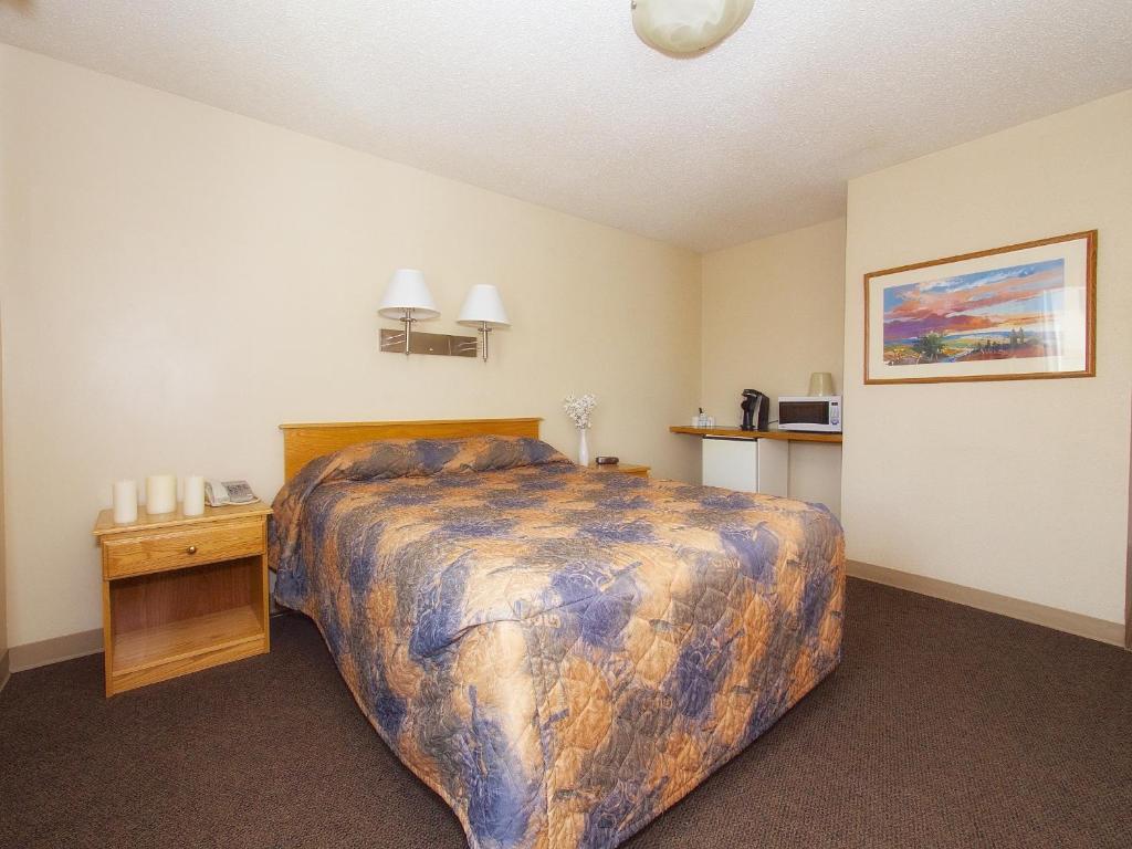 Postel nebo postele na pokoji v ubytování Best Maple Inn - Drayton Valley