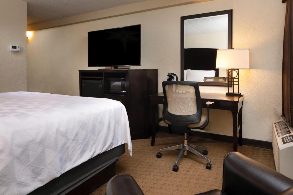 Holiday Inn and Suites Charleston West, an IHG Hotel - Queen Room - Rolto Di Accesso Alla Mobilità Nella Doccia/non Fumatori