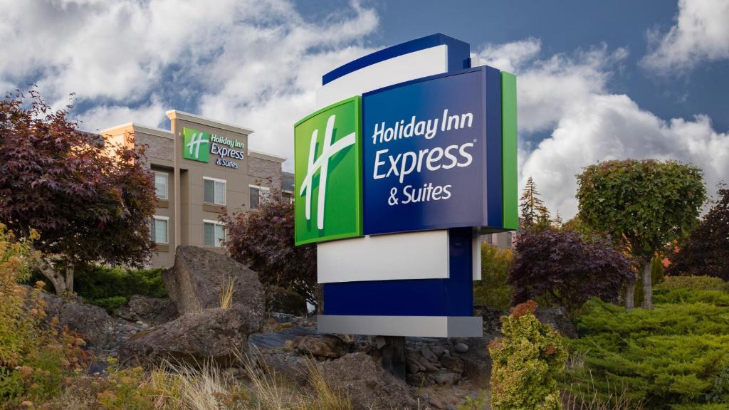ein Schild für einen Hillton Inn Express und Suiten in der Unterkunft Holiday Inn Express & Suites Hood River, an IHG Hotel in Hood River