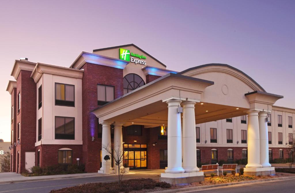 un edificio de hotel con un cartel encima en Holiday Inn Express & Suites Pine Bluff/Pines Mall, an IHG Hotel, en Pine Bluff