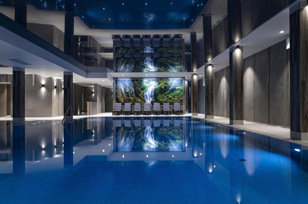 basen z krzesłami w budynku w obiekcie Platinum Mountain Hotel&SPA w Szklarskiej Porębie