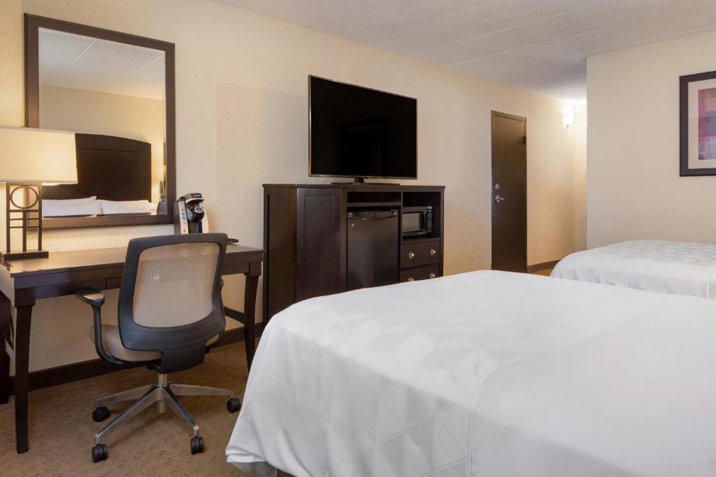 Holiday Inn and Suites Charleston West, an IHG Hotel - 