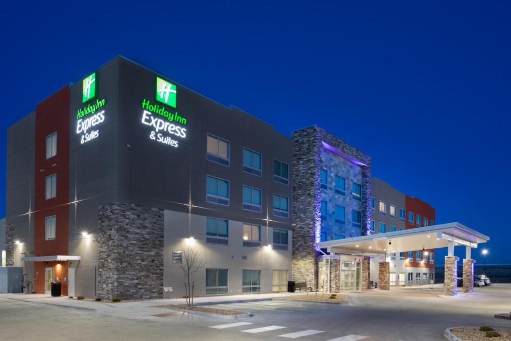 una representación de un hotel por la noche en Holiday Inn Express & Suites - Denver NE - Brighton, an IHG Hotel, en Brighton