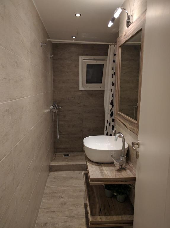 A bathroom at Cozy apartment ideally located city center and Megaron Moussikis metro station