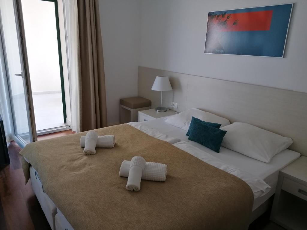 Postel nebo postele na pokoji v ubytování Hotel Borovnik