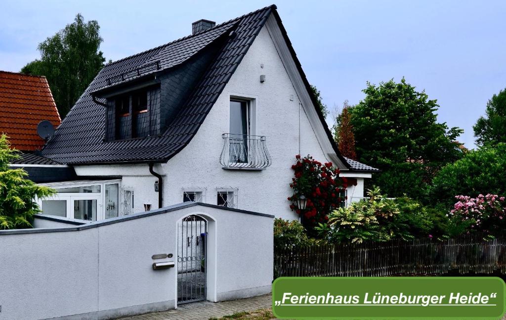 EschedeにあるFerienhaus Lüneburger Heideの黒屋根白屋根