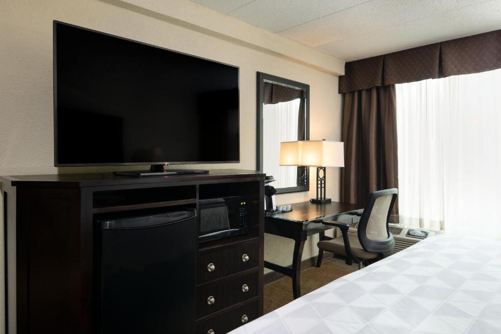 Holiday Inn and Suites Charleston West, an IHG Hotel - Queen Room - Rolto Di Accesso Alla Mobilità Nella Doccia/non Fumatori
