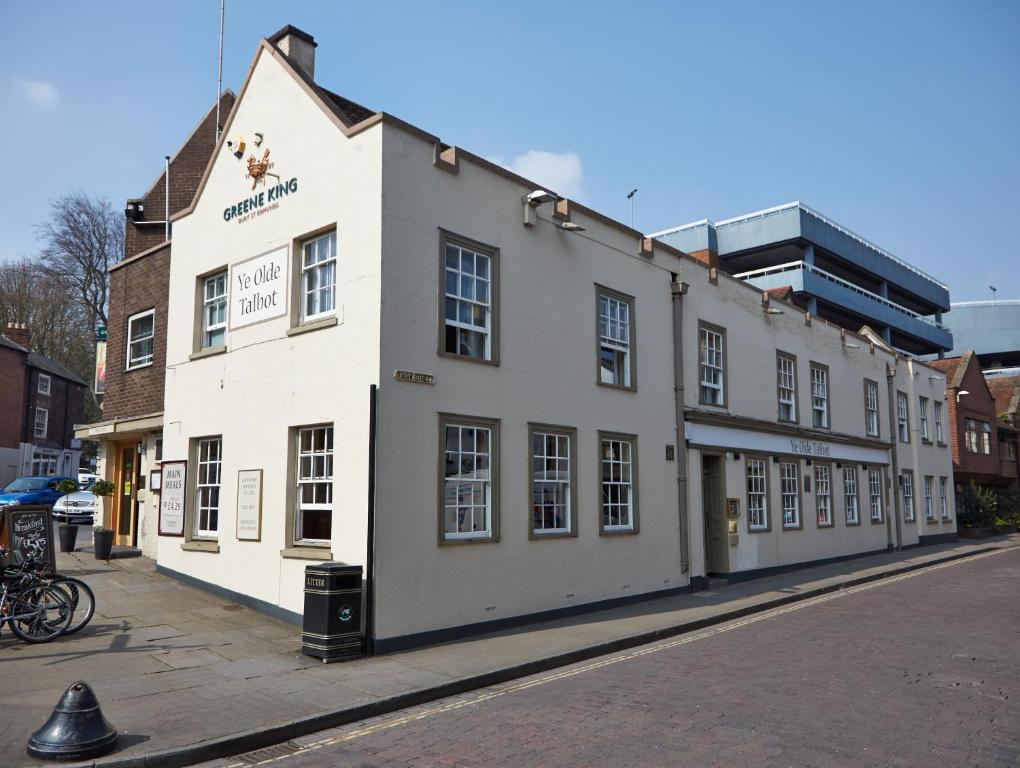 un bâtiment blanc au bord d'une rue dans l'établissement Ye Olde Talbot Hotel by Greene King Inns, à Worcester