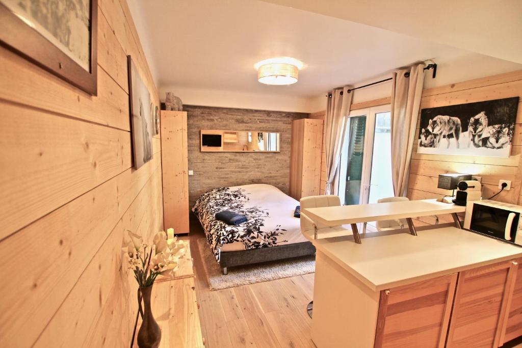 1 dormitorio con 1 cama y escritorio en una habitación en STUDIO CENTRE AURON, en Auron