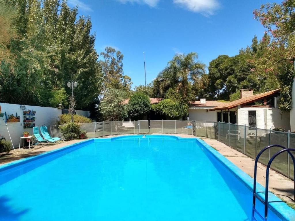 una piscina en el patio trasero de una casa en Complejo Los Aromos, San Juan, AR en San Juan