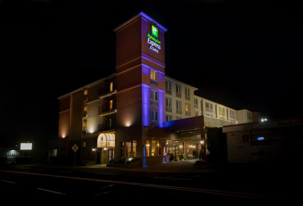 un edificio con una luz púrpura encima en Holiday Inn Express Hotel & Suites Portland-Northwest Downtown, an IHG Hotel, en Portland