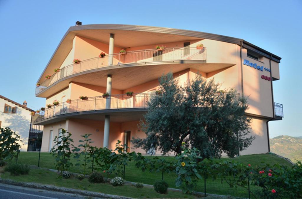 - un bâtiment avec un balcon sur le côté dans l'établissement Hotel 660, à Bisignano