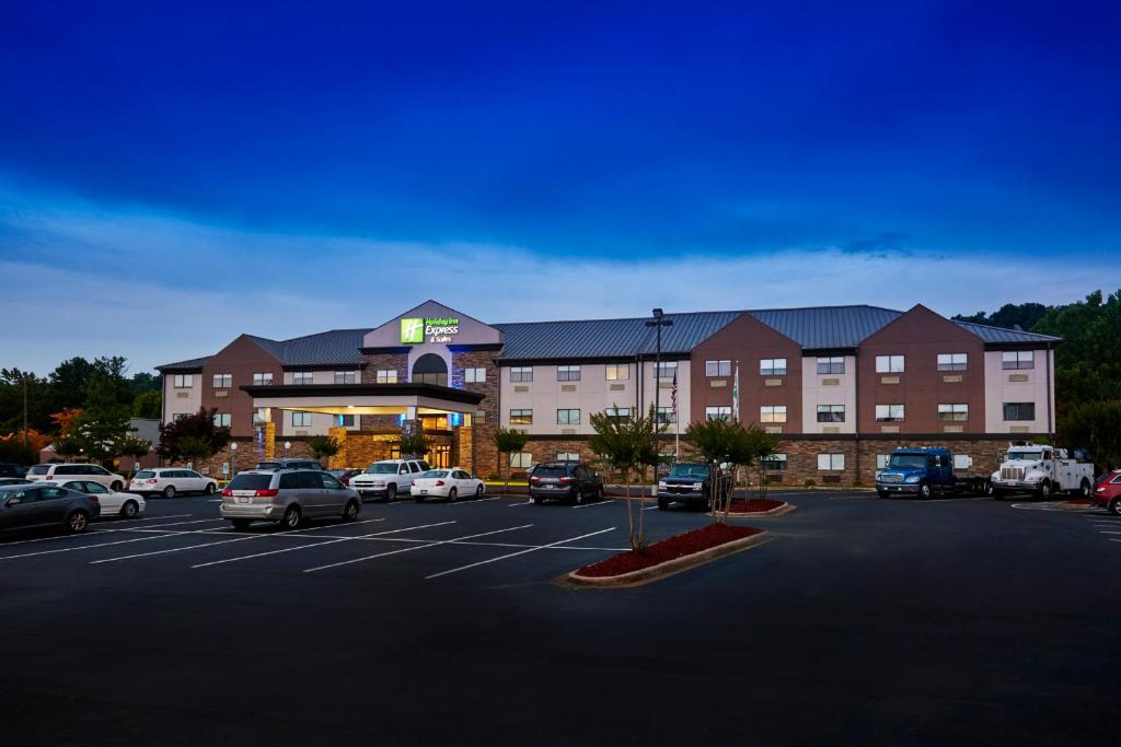 um parque de estacionamento com carros estacionados em frente a um hotel em Holiday Inn Express & Suites Birmingham South - Pelham, an IHG Hotel em Pelham