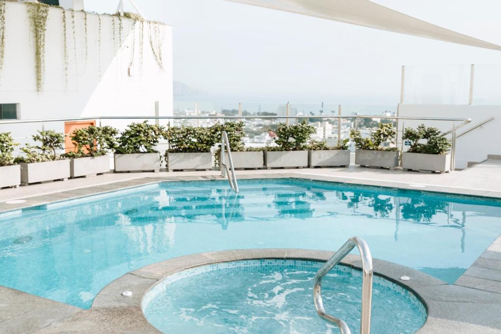 une piscine sur le toit d'un bâtiment dans l'établissement Costa del Sol Wyndham Lima City, à Lima