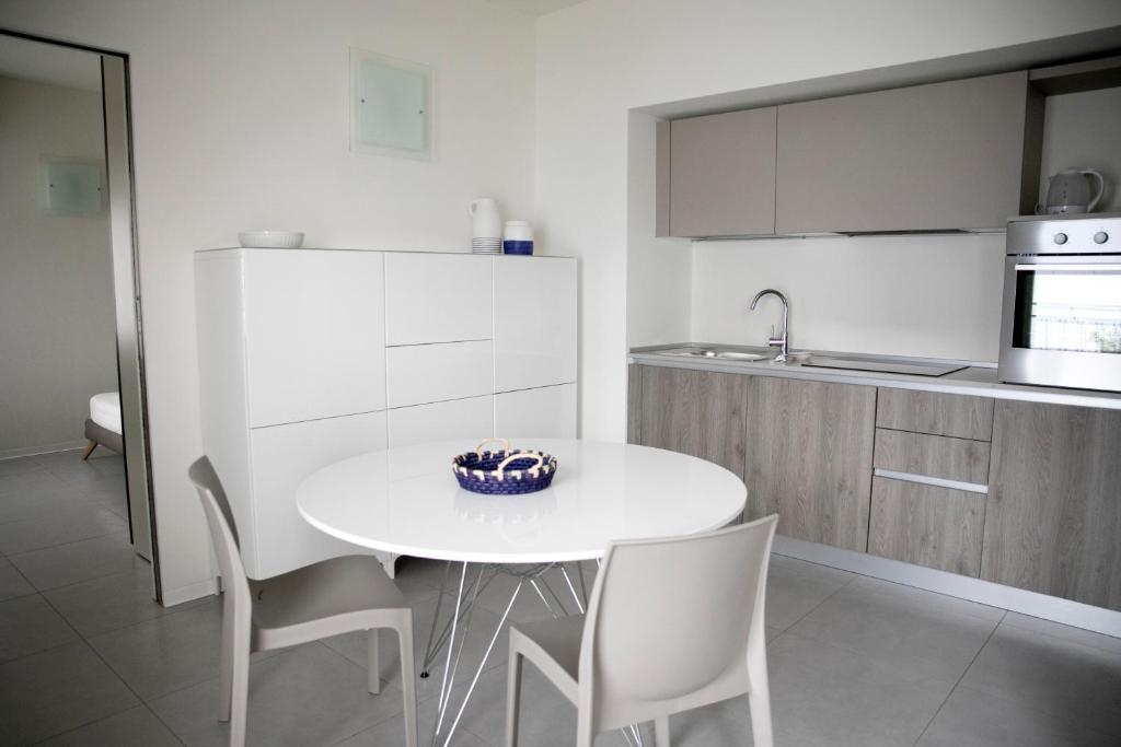 A kitchen or kitchenette at IseoLakeRental - La Villina - Zù